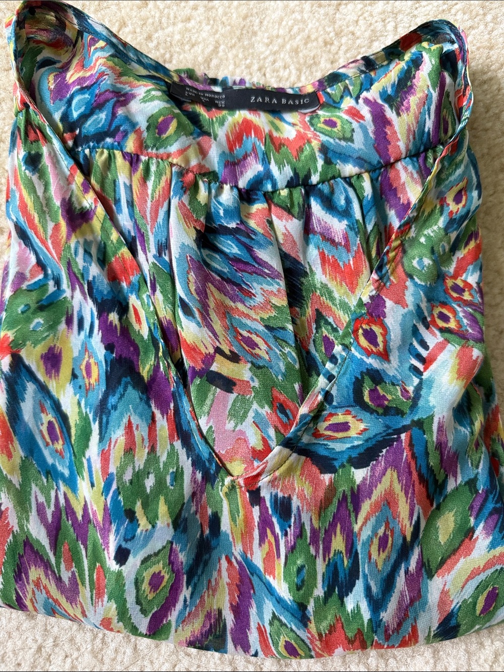 Zara !!! Multicolor Print V-Neck Blouse size L 100% polyester